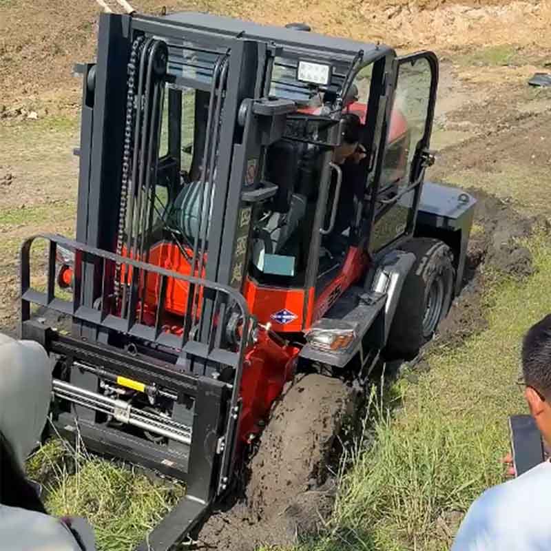What to Consider When Selecting Rough‑Terrain Forklifts for Off‑Road Working Sit